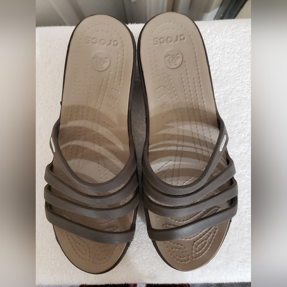 Crocs Rhonda Style Brown Strappy Slip on Sandals women's Size 10 Wide - Picture 2 of 7